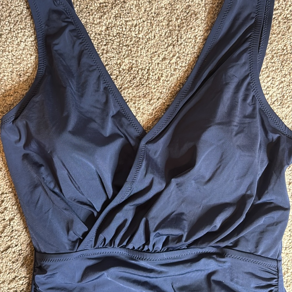 NEW Garnet Hill Ruched Surplice V-Neck One-Piece Swimsuit size 8 navy blue nwt - Picture 4 of 9